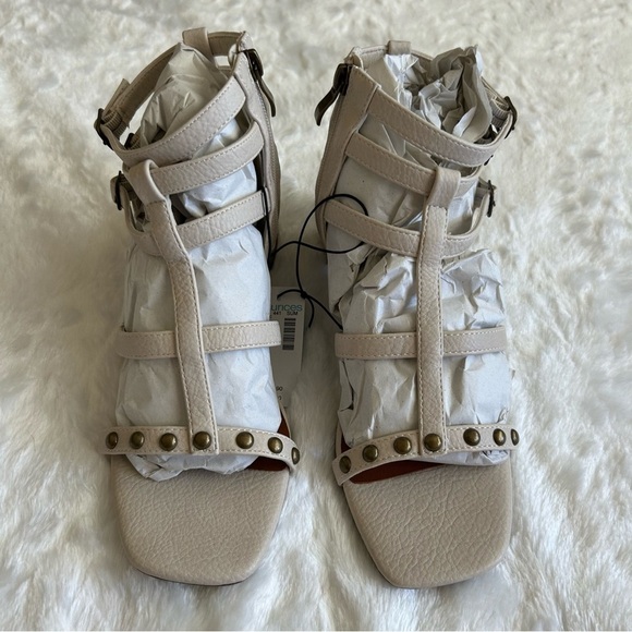NWT Maurices Neutral Bone Color Faux Leather Strappy Gladiator Sandal Heels - 7. - Picture 9 of 10